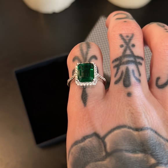 Size 7 925 silver and emerald ring with crystals - Picture 6 of 10